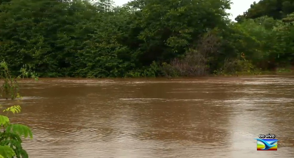 O rio Itapecuru estÃ¡ acima da mÃ©dia e em pouco tempo pode transbordar por causa da intensidade das chuvas â€” Foto: ReproduÃ§Ã£o/ TV Mirante 
