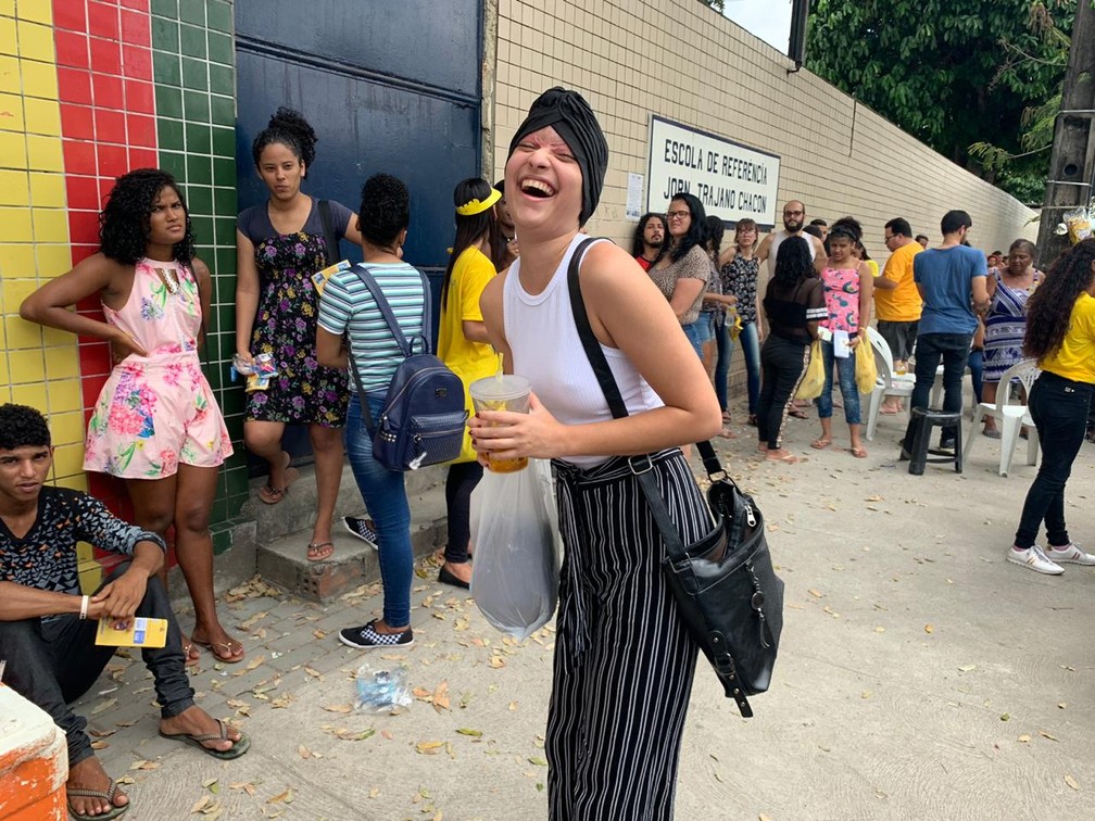 ENEM 2019 - DOMINGO (3) RECIFE (PE) -  Debora Stefanny, de 19 anois, que foi escalpelada em acidente de kart, chegou a escola para fazer prova  com água e comida e muito animada — Foto: Priscila Aguiar/G1