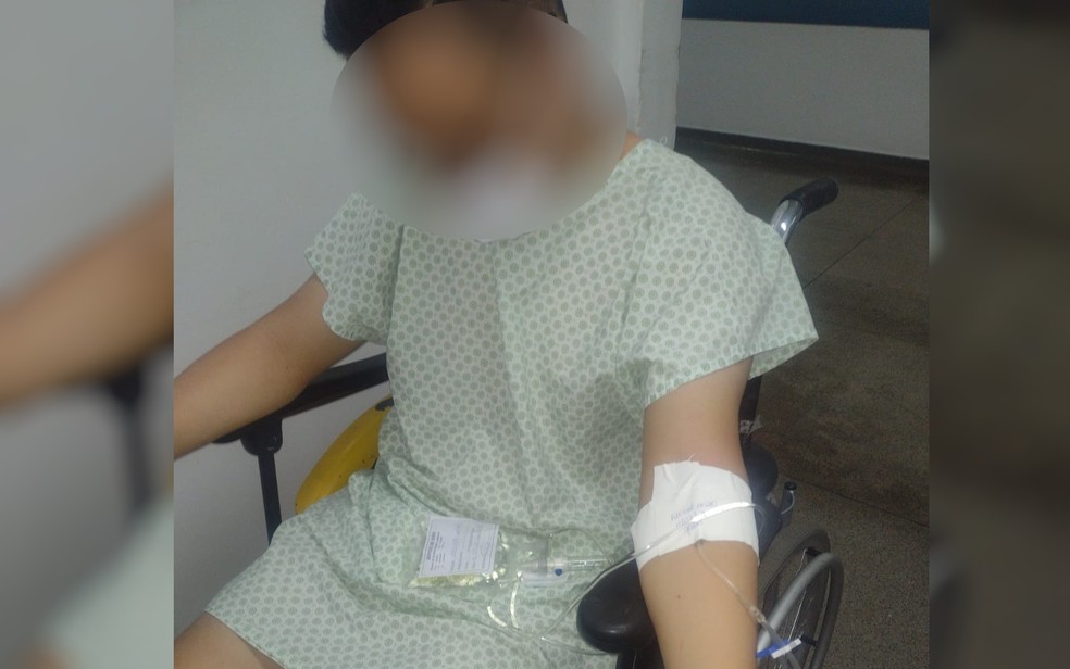 Adolescente fica internado sentado em cadeira de rodas por falta de macas no Hospital de Urgência de Goiânia, Goiás — Foto: Reprodução/TV Anhanguera