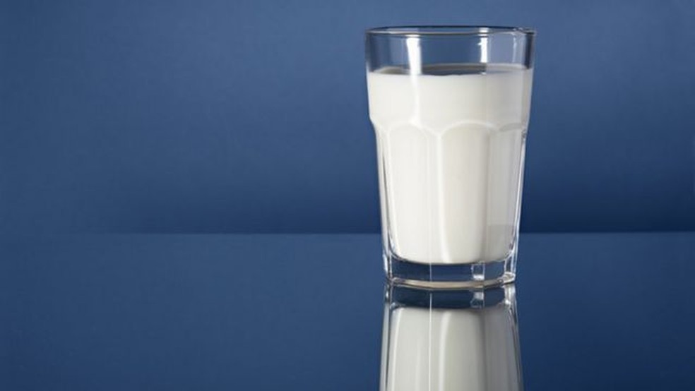 Versões de lácteos com soro de leite, amido, gordura vegetal, açúcar e aditivos se tornaram muito mais comuns nos mercados brasileiros — Foto: GETTY IMAGES/BBC