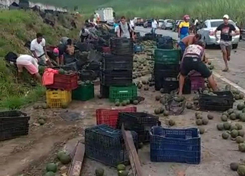 Acidente ocorreu na BR-101, na Mata Sul de Pernambuco (Foto: Reprodu&ccedil;&atilde;o/WhatsApp)