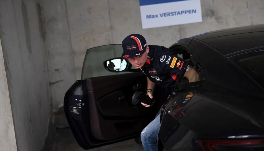 Max Verstappen em sua Ferrari Monza SP2