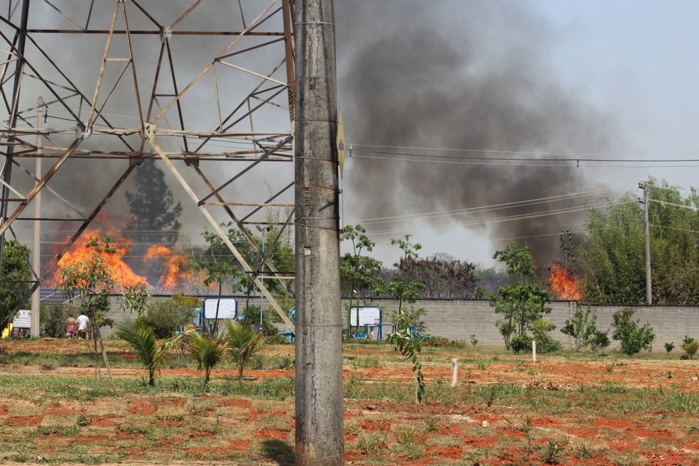 Incêndio atinge terreno próximo a condomínio e fábrica em Sorocaba — Foto: Arquivo pessoal