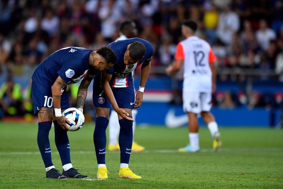 Mbappé e Neymar terão reunião sobre cobranças de pênalti no PSG