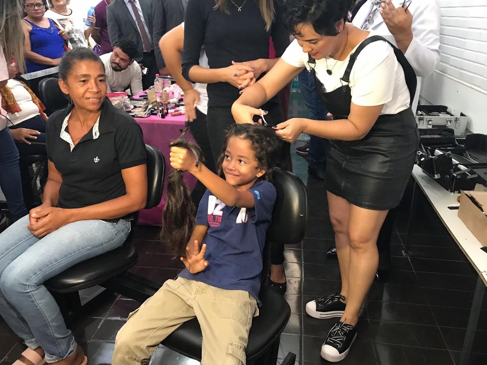 Abrahão Silva, de 7 anos faz a sua primeira doação para pacientes com câncer no DF. — Foto: Larissa Passos/G1