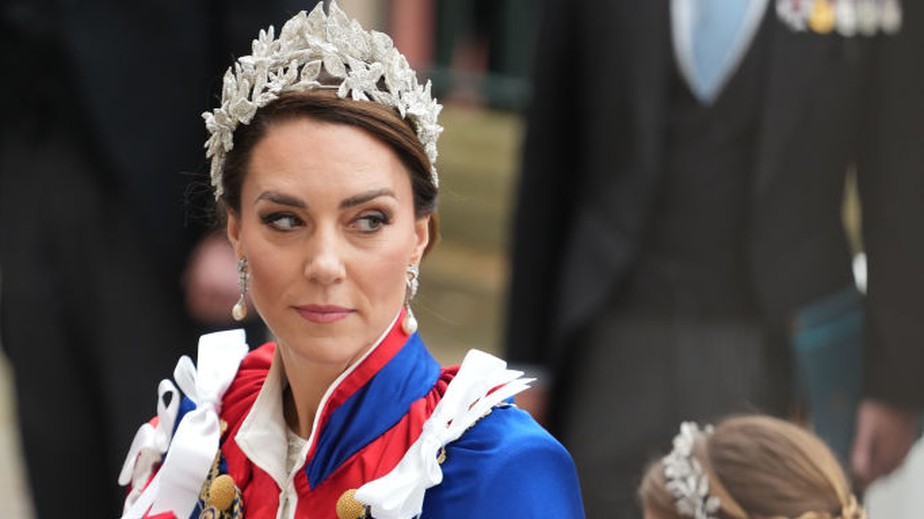 Kate Middleton e princesa Charlotte utilizam a mesma tiara na coroação do rei Charles III