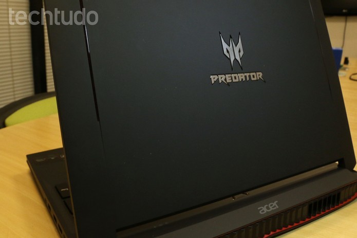 Embora não sejam exatamente esguios e leves, notebooks gamer são muito mais portáteis que qualquer desktop (Foto: Caio Bersot/TechTudo)