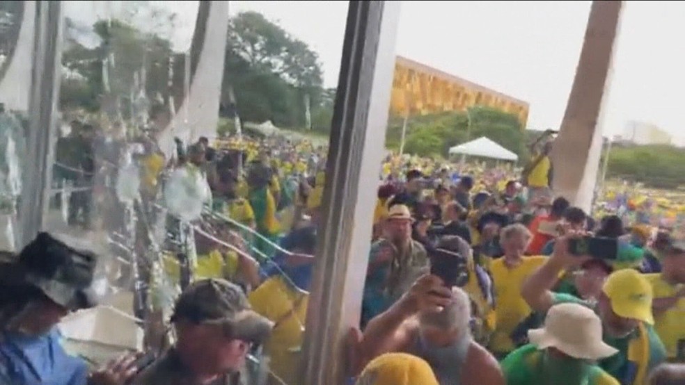 Vidro é quebrado durante invasão ao STF por terroristas — Foto: Reprodução Globonews