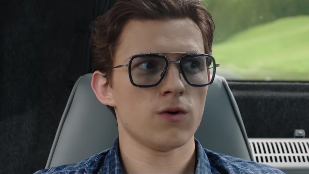 Peter Parker com os óculos EDITH herdados de Tony Stark em 