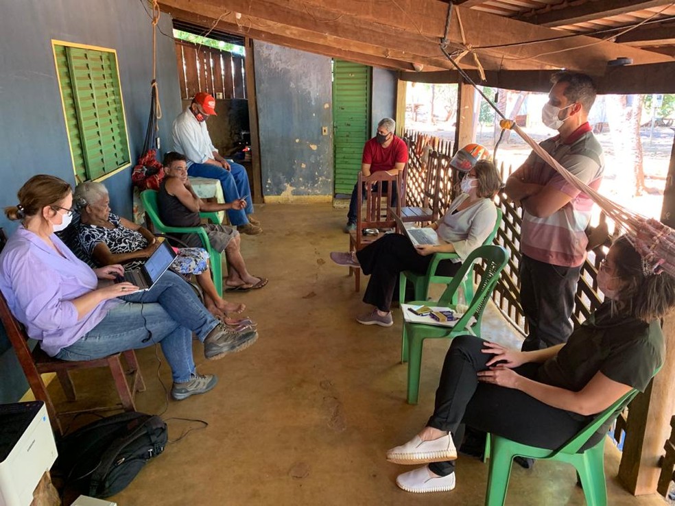Oito pessoas conversam na área de uma casa — Foto: MPT/Divulgação