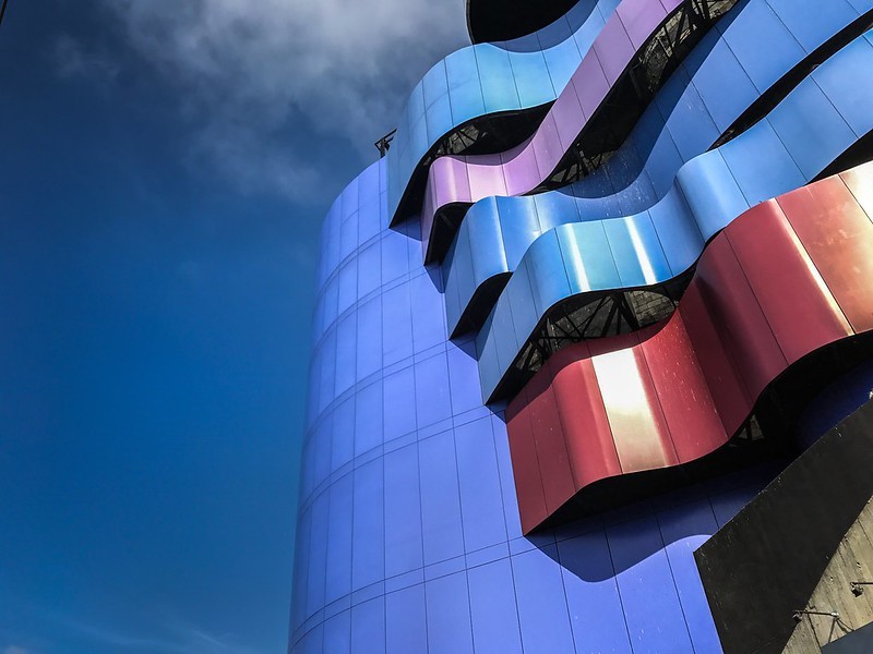 Localizado em Pinheiros, em São Paulo, o prédio do Instituto Tomie Ohtake pode ser facilmente reconhecido no céu por suas curvas e cores  (Foto: Flickr / Lucas Lima / Creative Commons)