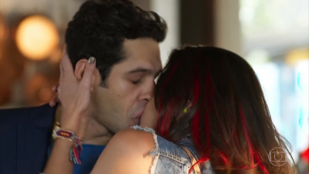 Carmela (Chandelly Braz) tasca um beijão em Beto (João Baldasserini) - 'Haja Coração' — Foto: Globo