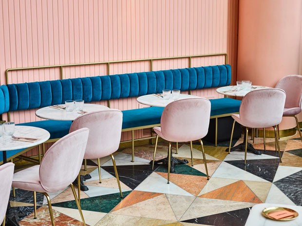 Cafeteria, o badalado restaurante em Tel Aviv que brinca com tons as cores como ninguém (Foto: Yaniv Edry/Divulgação)
