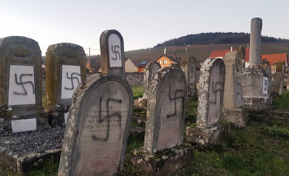 O cemitério profanado tem cerca de 700 sepulturas. — Foto: Prefecture du Bas-Rhin / AFP