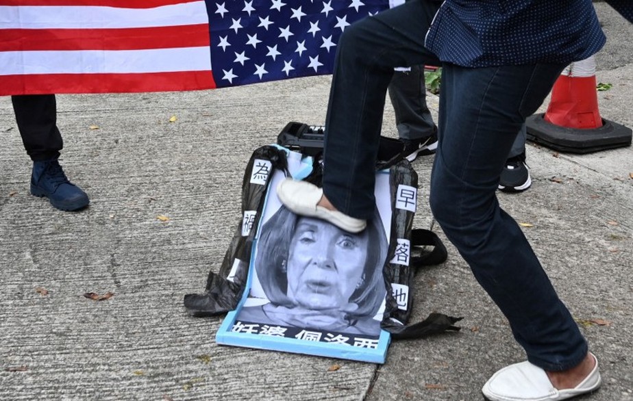 Manifestante pró-Pequim protestam contra Nancy Pelosi do lado de fora do consulado dos EUA em Hong Kong