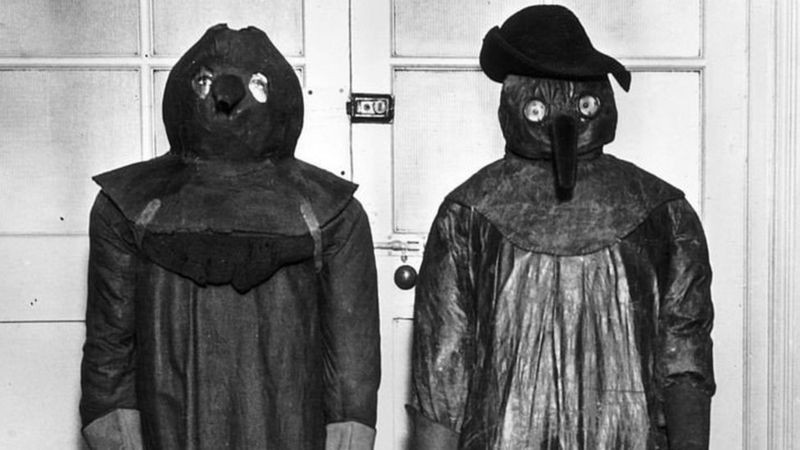 BBC - Pesadas túnicas de couro, grossas coberturas de vidro para os olhos, luvas e chapéus faziam parte das roupas de proteção usadas pelos médicos que tratavam de pacientes durante a Grande Peste de 1665 (Foto: Getty Images via BBC)