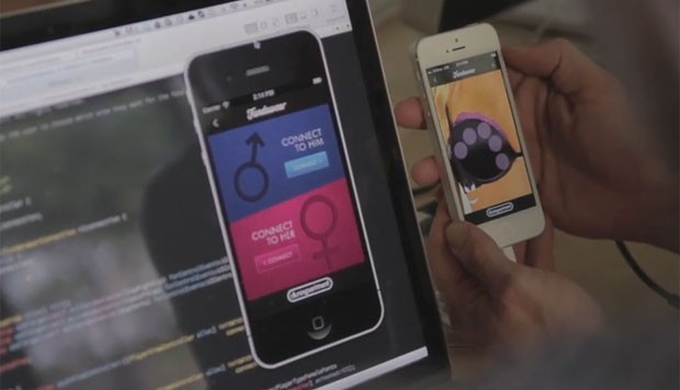 Aplicativo para iPhone permite escolher onde tocar e qual será a intensidade do toque que será enviado pela internet ao parceiro (Foto: Divulgação/Durex)