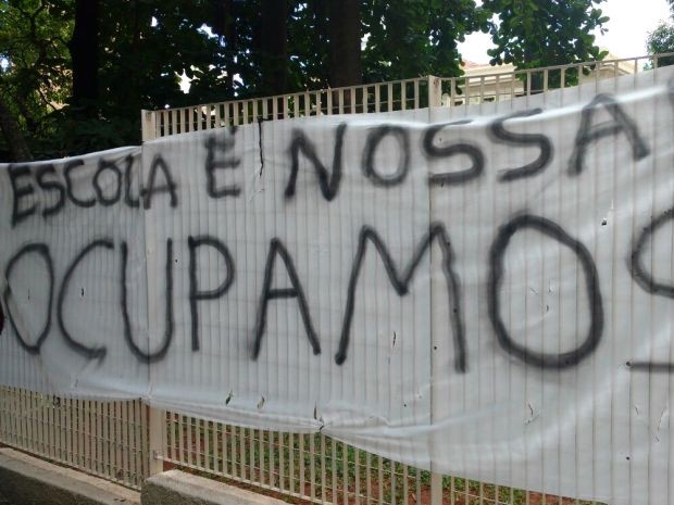 Faixa foi colocada por estudantes que ocuparam a escola Carlos Gomes, em Campinas (Foto: Cristiane Anizeti)