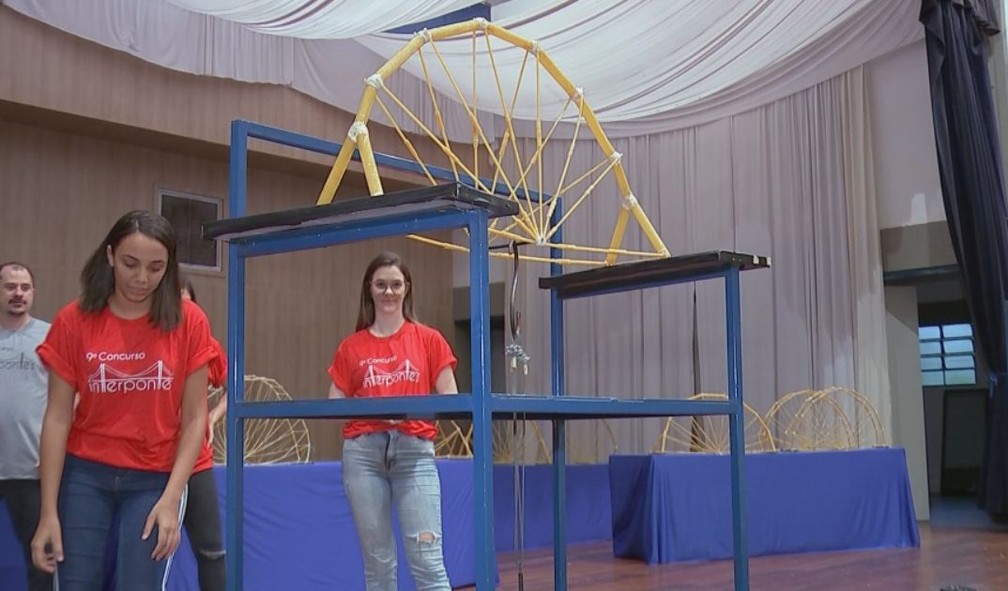 Estudantes participam do concurso com a construção de pontes e viadutos feitos de macarrão — Foto: TV TEM / Reprodução 