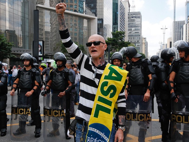 17/03 - Um manifestante protesta na Avenida Paulista, em São Paulo, contra o governo e a nomeação do ex-presidente Lula como ministro-chefe da Casa Civil (Foto: André Penner/AP)
