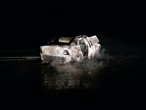 Motorista e passageiros conseguiram sair a tempo e não ficaram feridos (Foto: Adolfo Lima/ TV TEM)