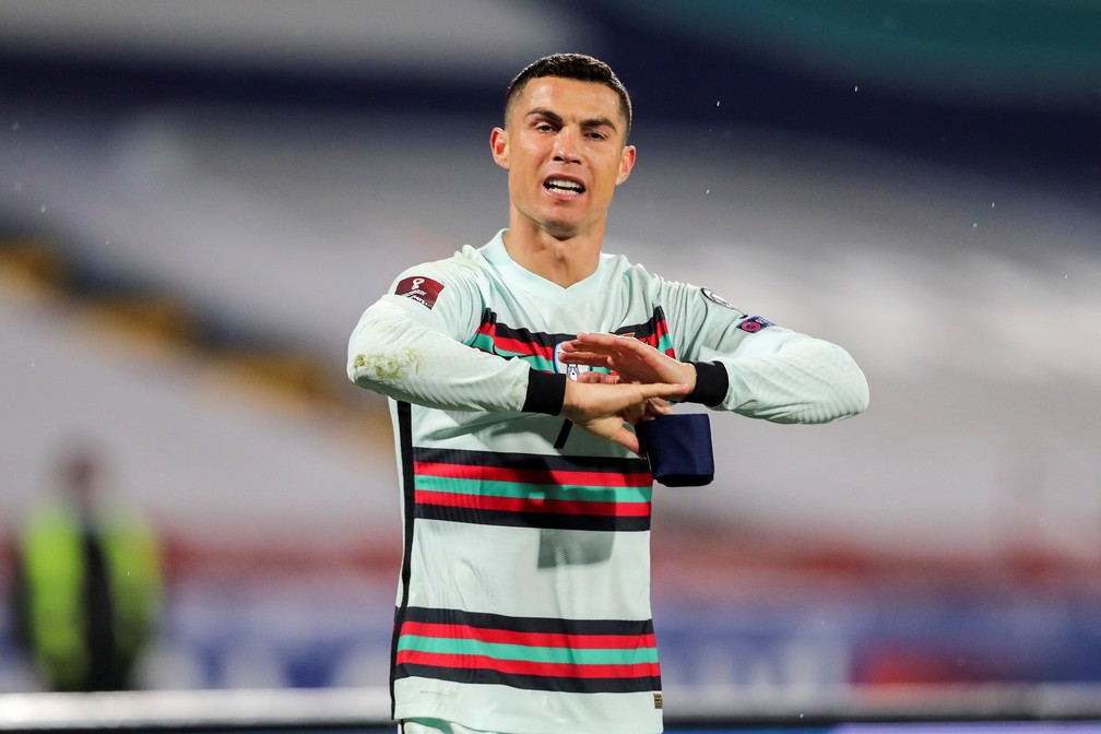 Antes mesmo do apito final, Cristiano Ronaldo tirou a braçadeira de capitou e fez vários sinais de revolta contra a arbitragem — Foto: Miguel A. Lopes/EFE