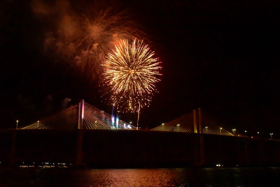 Queima de fogos na ponte Newton Navarro, em Natal — Foto: Pedro Vitorino