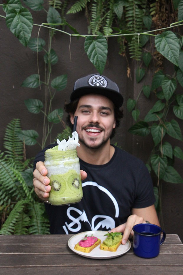 Café da manhã saudável: smoothie de kiwi com abacate e duo de patês (Foto: Simplesmente)