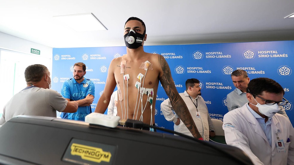 Giovani passa por bateria de testes no Palmeiras — Foto: Cesar Greco