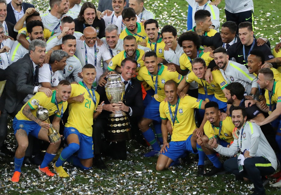 Entre vaias e aplausos, Jair Bolsonaro participa de cerimÃ´nia e segura taÃ§a da Copa AmÃ©rica