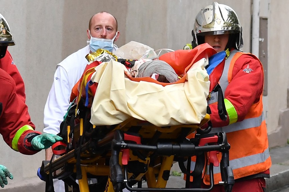 Bombeiros com vítima de ataque em Paris, em 25 de setembro de 2020 — Foto: Alain Jocard / AFP