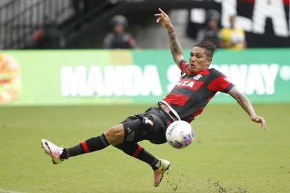 Blindagem e escassez de gols: a luta de Guerrero em 300 dias de Flamengo