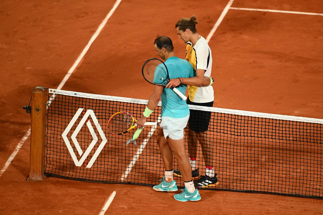 Nadal e Zverev se abraçam após partida em Roland Garros