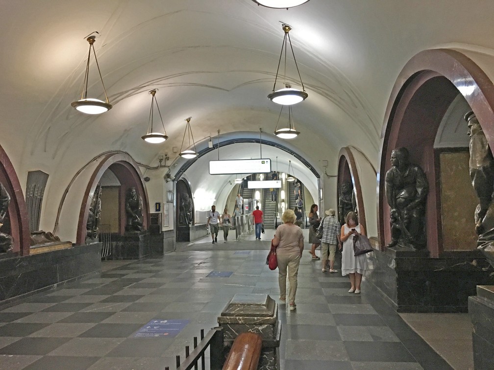 Interior da estação Ploshchad Revolyutsii, em Moscou (Foto: Adriane Schultz/G1)