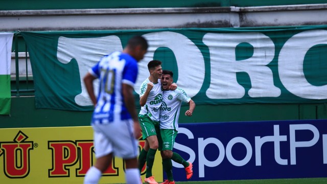 Perotti festeja o gol da vitória da Chape