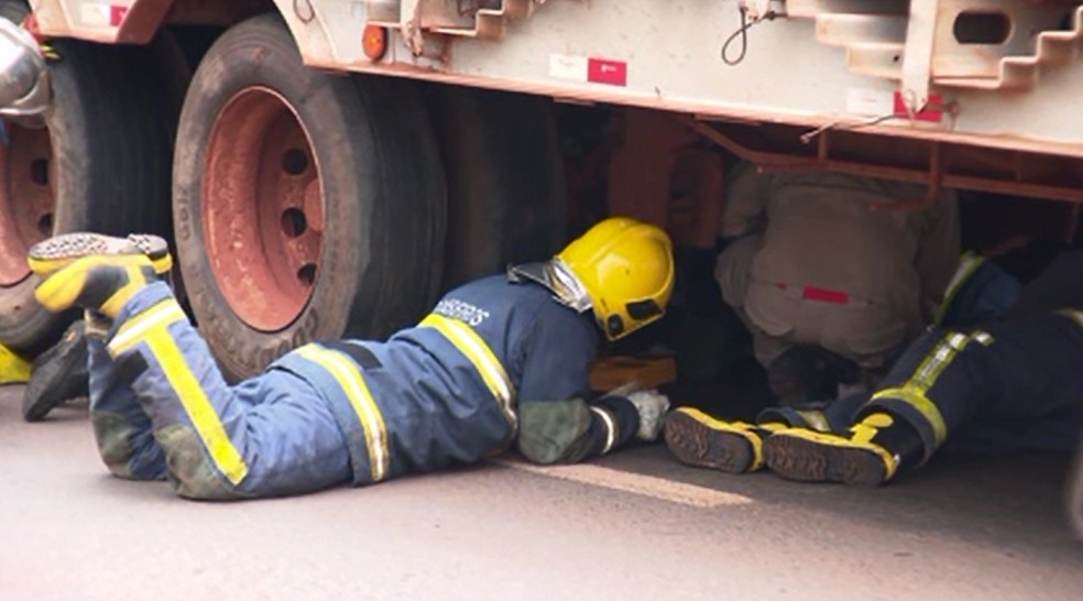 Resgate durou cerca de uma hora e foi dificultado pelo peso sobre o motociclista â€” Foto:  Adilson Marques/RPC MaringÃ¡