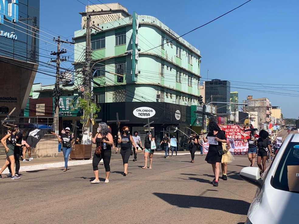 [Porto Velho, 03/07] Manifestantes na avenida Sete de Setembro, em protesto contra o presidente Bolsonaro neste sábado (3)  — Foto: Aléxia Oliveira/CBN 