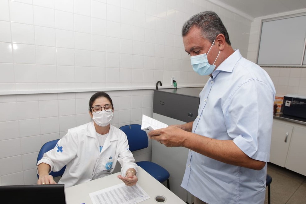 Rui Costa ao ser imunizado contra a Covid-19, em Salvador, nesta sexta-feira (7) — Foto: Fernando Vivas/GovBA