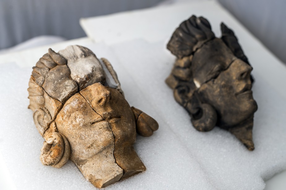 Relevos encontrados no sítio Casas del Turuñuelo retratam provavelmente deusas usando brincos de ouro