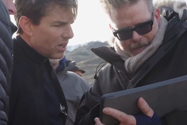 Tom Cruise e Christoper McQuarrie em bastidores de Missão: Impossível - Efeito Fallout (2018) (Foto: Reprodução)