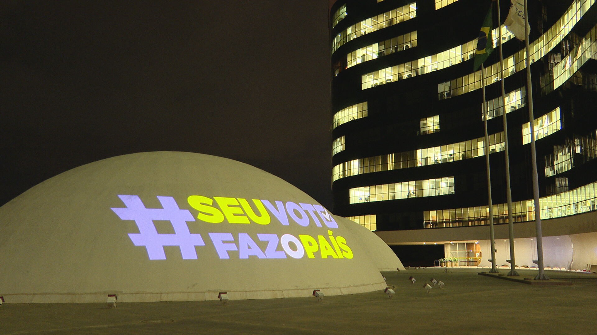 VÍDEO: prédio do TSE, em Brasília, ganha projeção com frases sobre importância do voto e alertas sobre fake news