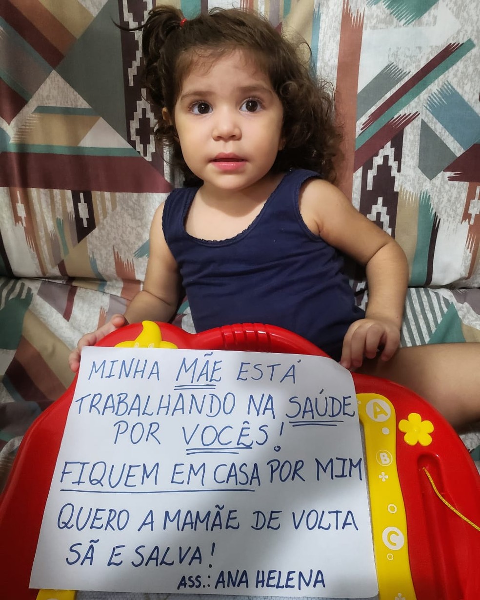 Ana Helena exibe cartaz em que pede para as pessoas ficarem em casa — Foto: Cedida