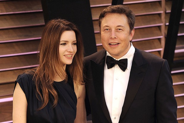 WEST HOLLYWOOD, CA - MARCH 02:  Actress Talulah Riley (L) and CEO of Tesla Motors Elon Musk arrive to the 2014 Vanity Fair Oscar Party on March 2, 2014 in West Hollywood, California.  (Photo by C Flanigan/WireImage) (Foto: WireImage)