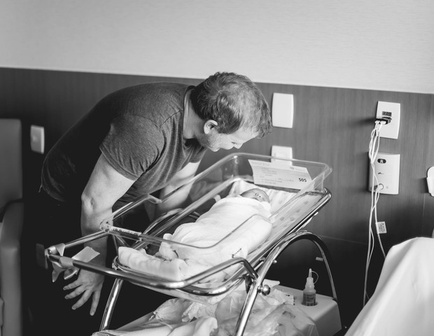 O pai admirando a filha recém-nascida (Foto: Amanda Alexandre)