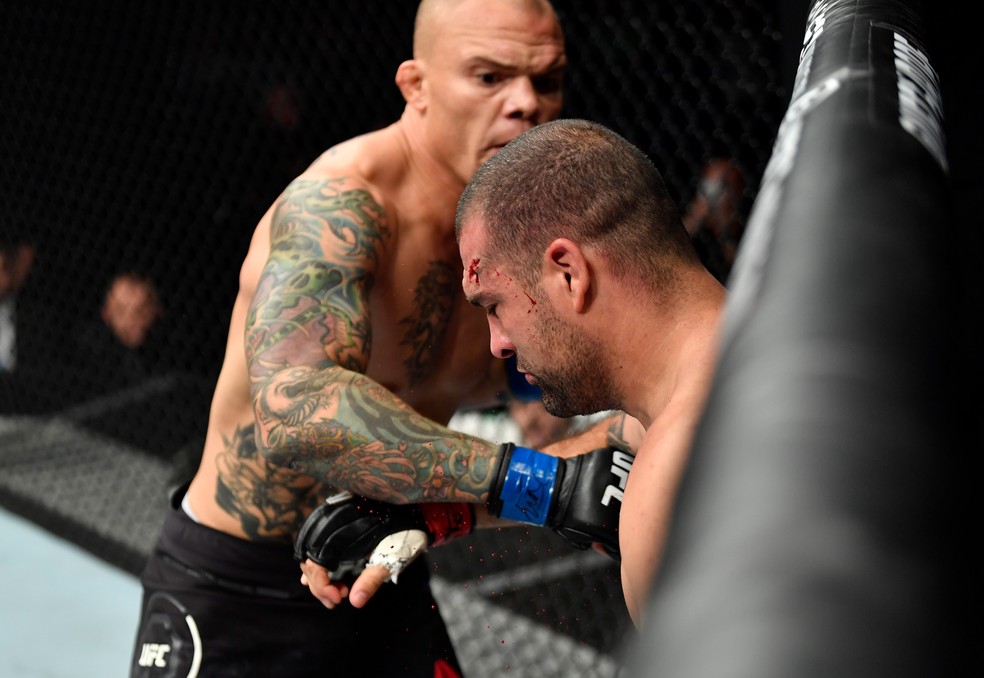 Anthony Smith nocauteou MaurÃ­cio Shogun no primeiro round da luta principal do UFC Hamburgo (Foto: Getty Images)