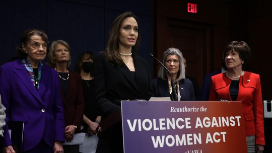 Angelina Jolie se emocionou ao defender a Lei de Violência Contra a Mulher no Congresso americano