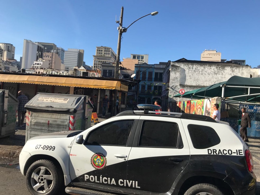 Agentes da Draco fazem operação no camelódromo da Uruguaiana (Foto: Henrique Coelho / G1)