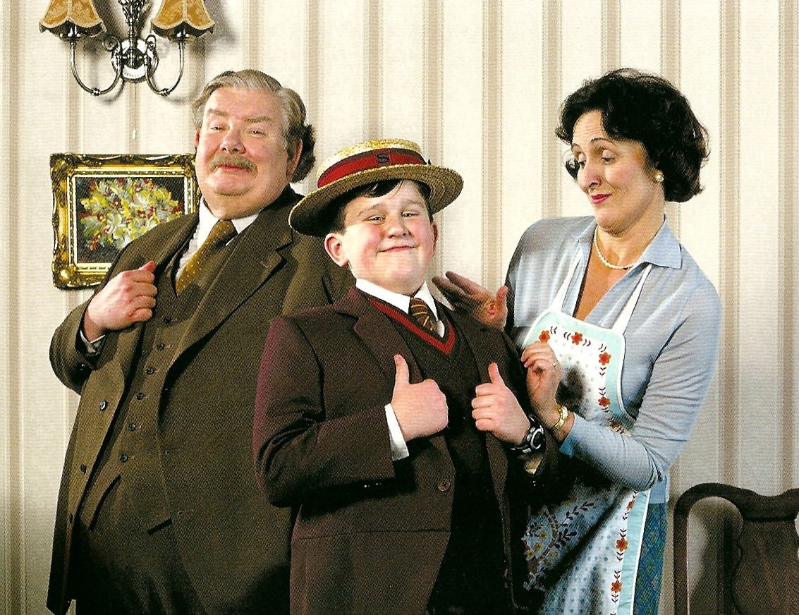 https://s2.glbimg.com/ZOpYJ8_dtCkVbveRL_Eib_fvGJU%3D/e.glbimg.com/og/ed/f/original/2015/04/23/dursley_family_promotional_photo.jpg