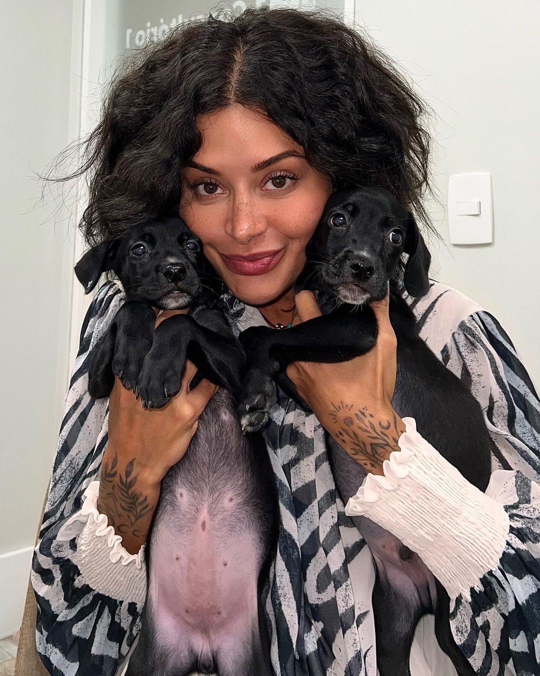 Aline Riscado e seus novos cães (Foto: Reprodução Instagram)