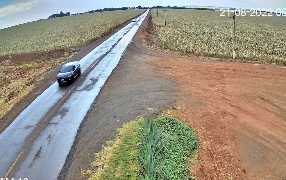 Motorista capota veículo após roubos e perseguição em Maracaí — Foto: Câmera de Segurança /Reprodução
